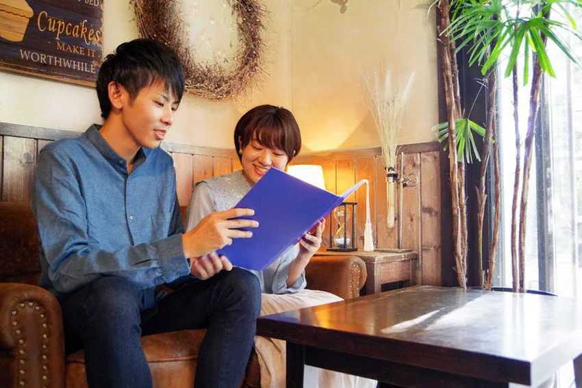 結婚祝いとしてデザイン婚姻届を贈るイメージ