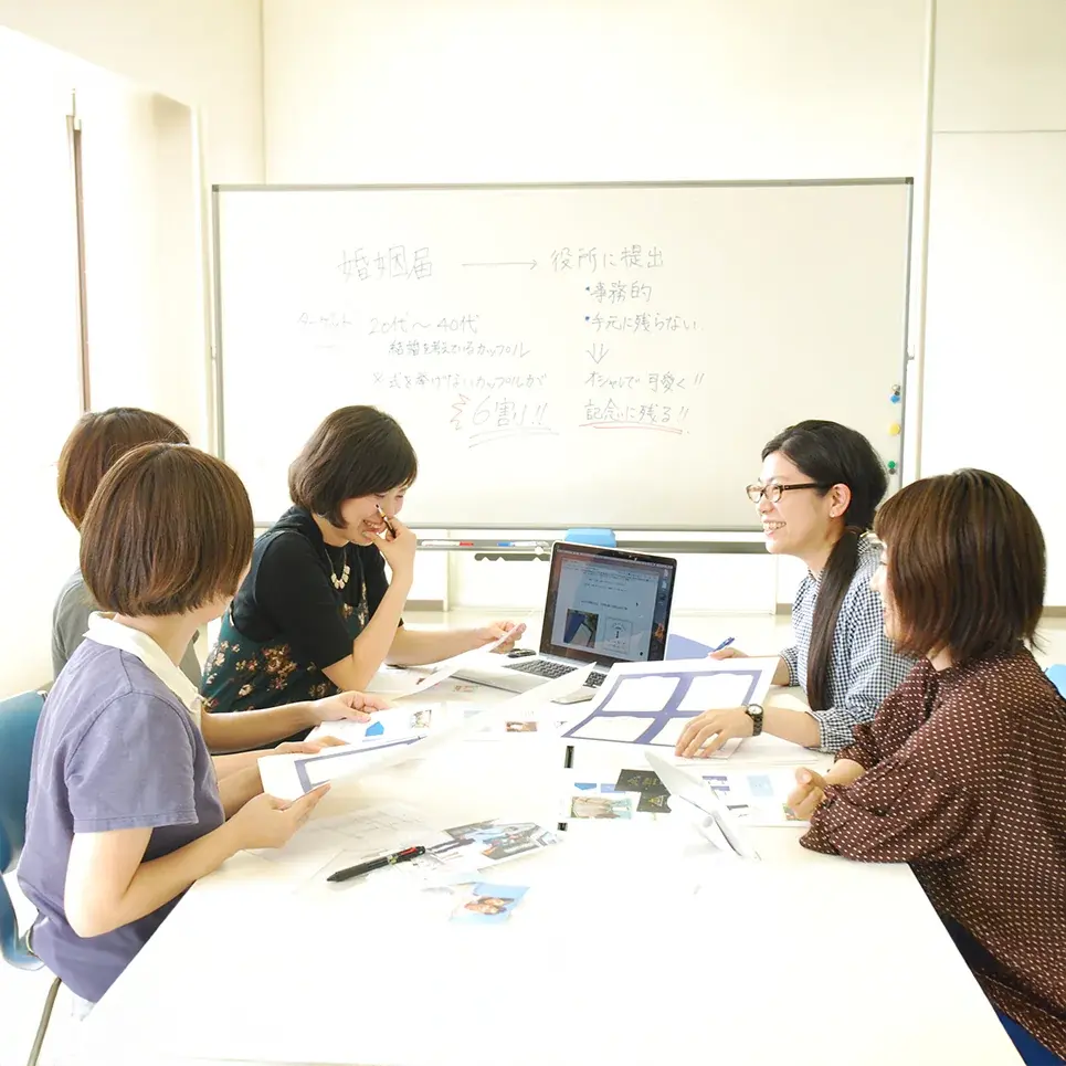デザイン婚姻届 tsumuguの商品づくりに取り組む様子