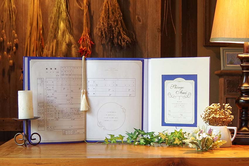 専用ケースを開いて立て、婚姻届と記念カードを飾った様子