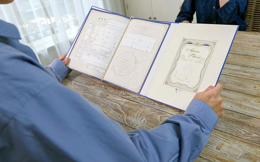 婚姻届と記念カードを収めた専用ケースを開く様子